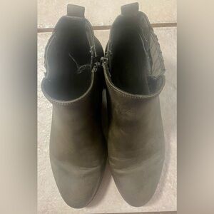 Kim Rogers Sz: 6.5 Gray Ankle Boots Side Zipper w/Gold Tone Side Buckle
